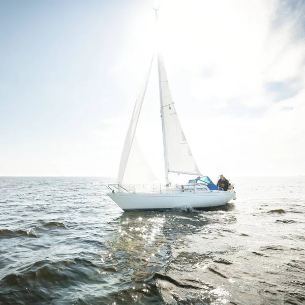 Weiße Schaluppe Getakelte Jacht Segelt Auf Offener See Klarer Himmel — Stockfoto