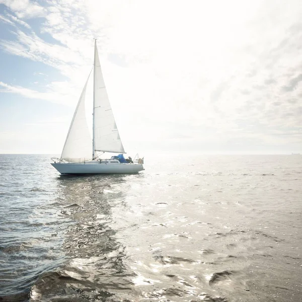 White Sloop Rigged Yacht Sailing Open Sea Clear Sky Cloudscape — Stock Photo, Image