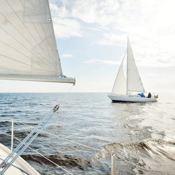 Sloop Branco Fraudou Iate Navegando Mar Aberto Céu Limpo Paisagem — Fotografia de Stock