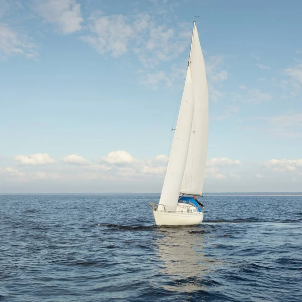 白色的小船在开阔的海面上航行 晴朗的天空 多云的景象 从帆船上看到的风景 休闲活动 赛马场 赛马场 复制空间 — 图库照片
