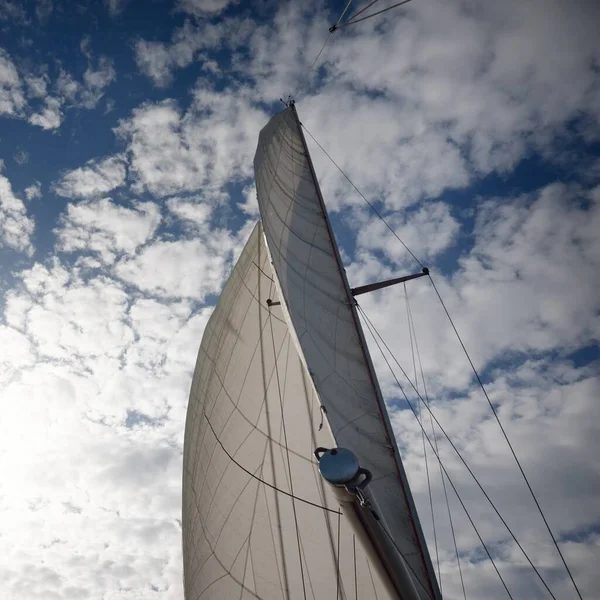 Sloop Branco Fraudado Iate Navegando Mar Báltico Pôr Sol Vista — Fotografia de Stock