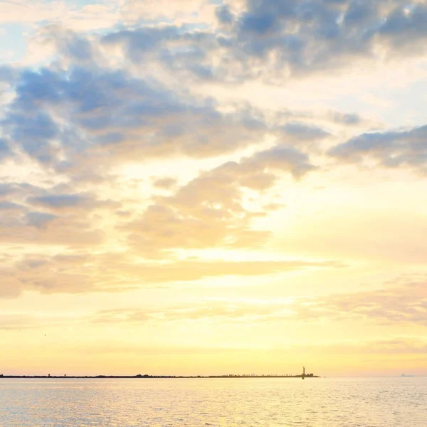 Балтийское Море После Шторма Панорамный Вид Парусника Маяк Чайки Драматическое — стоковое фото