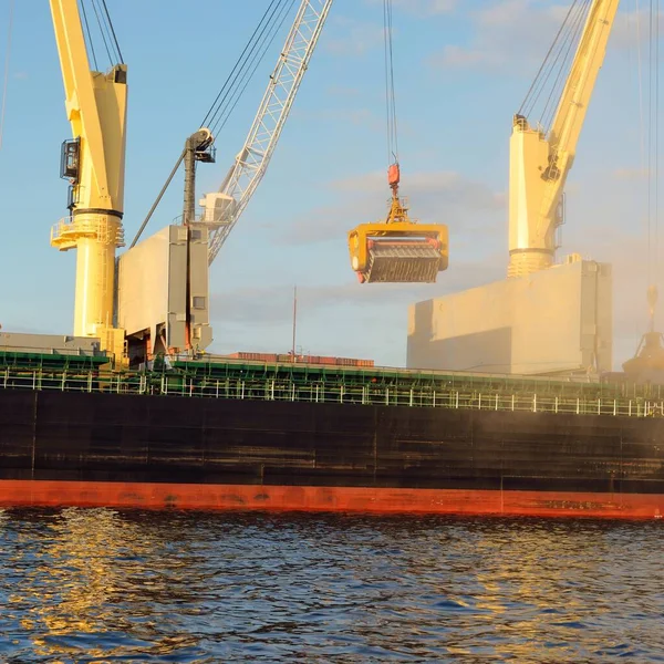 港湾ターミナルにクレーン搭載の大型貨物船 ばら積み貨物船 179メートルの長さ バルト海 貨物輸送 グローバル通信 ビジネス — ストック写真