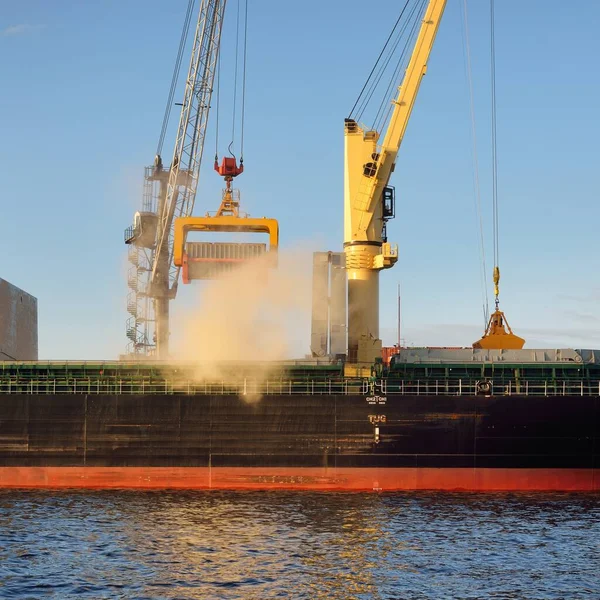 Groot Vrachtschip Bulkcarrier 179 Meter Lengte Met Kranen Haventerminal Oostzee — Stockfoto