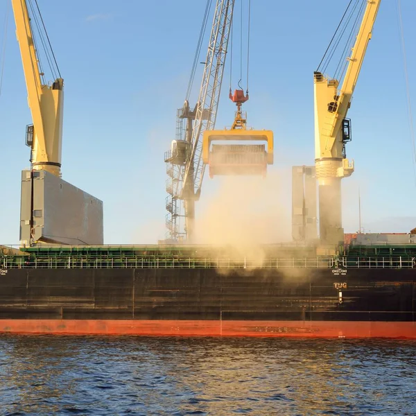 Groot Vrachtschip Bulkcarrier 179 Meter Lengte Met Kranen Haventerminal Oostzee — Stockfoto