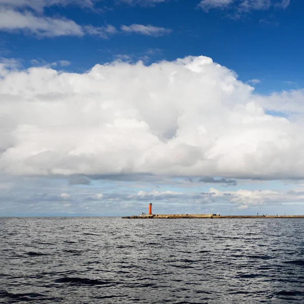 Gün Batımında Baltık Denizi Fırtınadan Sonra Dramatik Mavi Gökyüzü Süslemeli — Stok fotoğraf