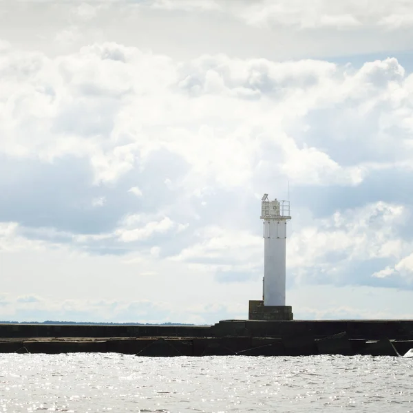 Episk Molntäcke Fyrtorn Mot Dramatisk Himmel Med Dekorativa Cumulusmoln Innan — Stockfoto