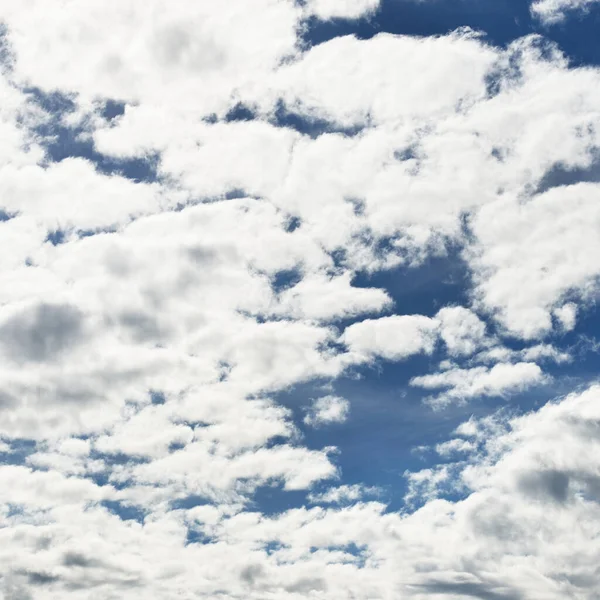 Epische Wolkenlandschaft Weiße Dekorative Kumuluswolken Vor Dem Regen Unbeständiges Sommerwetter — Stockfoto