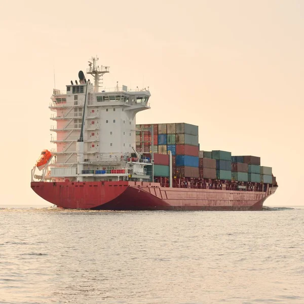 コンテナ船 168メートル 日没時に港湾ターミナルを出る バルト海 貨物輸送 グローバル通信 世界中の輸送 ビジネス — ストック写真