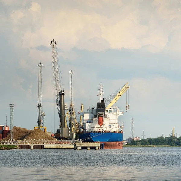 大型货轮装载在港口码头 起重机在后台 航海船 全球通信 全球航运 — 图库照片
