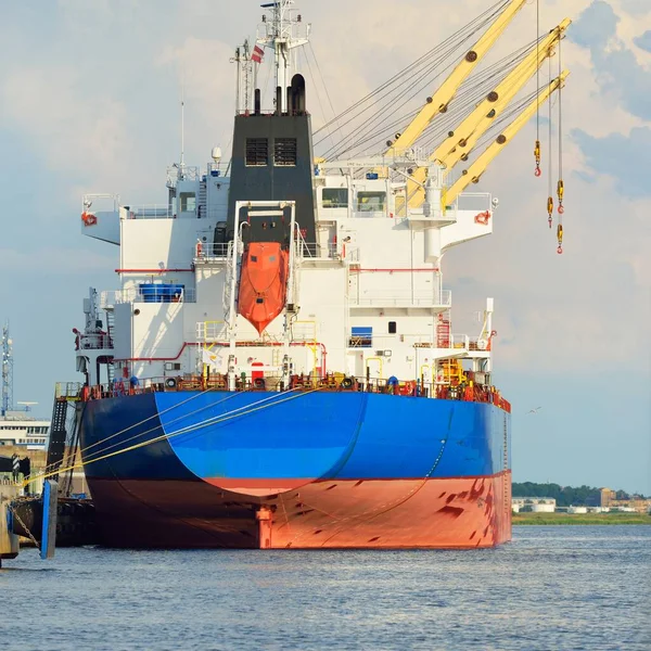 Stort Fragtskib Lastning Havneterminal Kraner Baggrunden Godstransport Nautisk Skib Logistik - Stock-foto