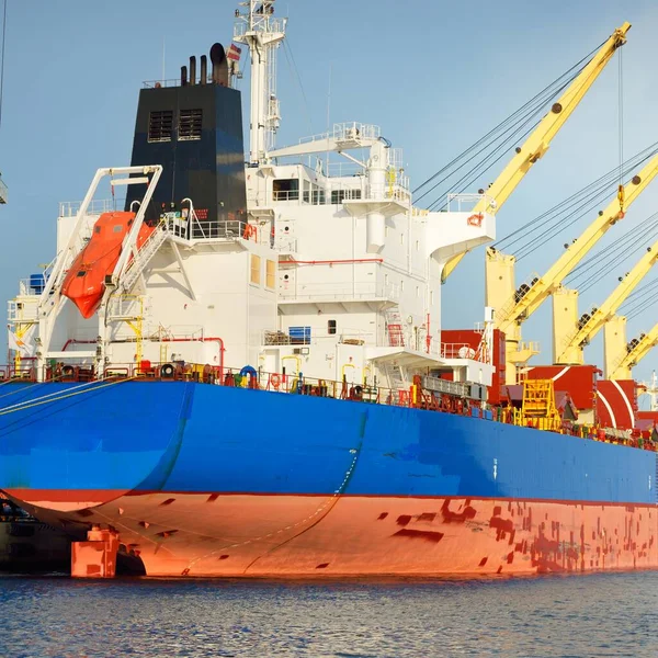 大型货轮 散装货船 187米长 装载在港口码头 背景为起重机 货物运输 全球通信 — 图库照片