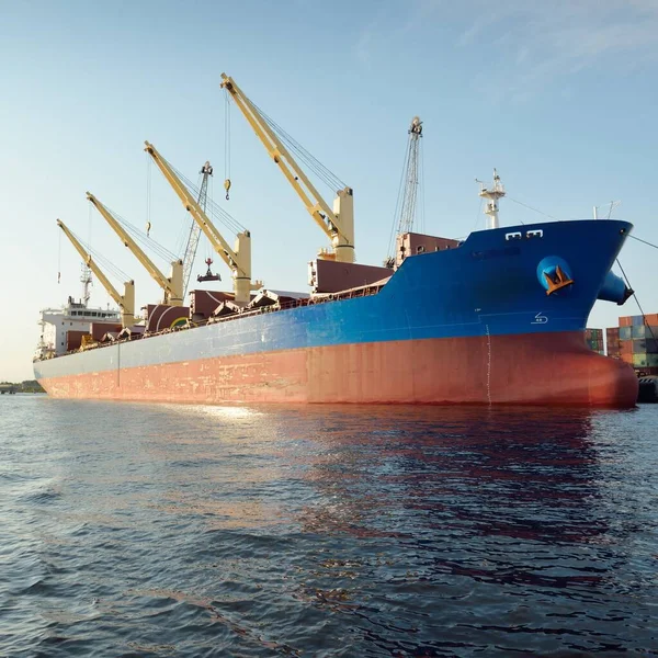 大きな貨物船 ばら積み船 187メートルの長さ のポートターミナルでは 背景にクレーンをロードします 貨物輸送 グローバル通信 ビジネス — ストック写真
