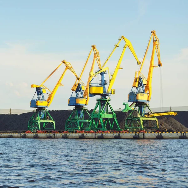 ラトビアのリガにある近代的な石炭ターミナル クレーンを閉じる バルト海 貨物輸送 グローバル通信 ビジネス 特殊機器 — ストック写真