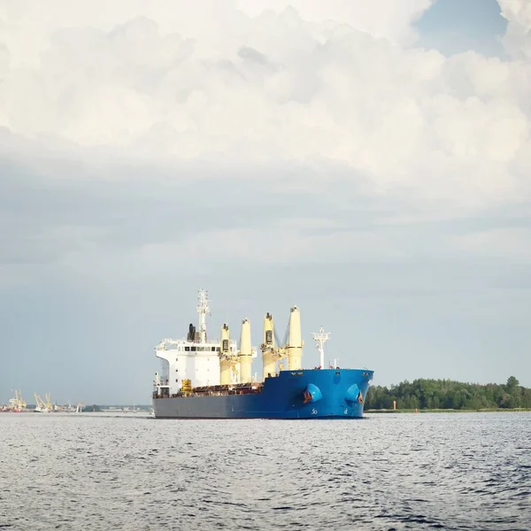 Large Cargo Ship Cranes Leaves Port Sunset Baltic Sea Dramatic — Stock Photo, Image