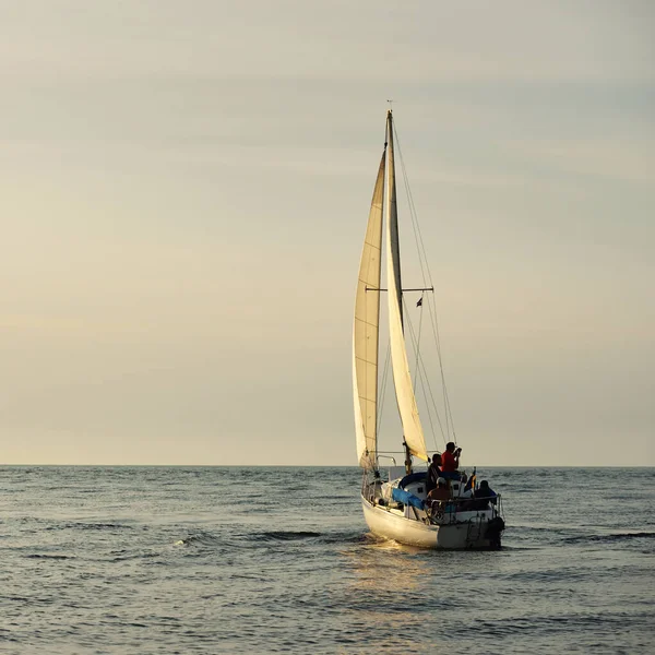 Bílá Šalupa Manipulované Jachty Plachtění Baltském Moři Při Západu Slunce — Stock fotografie
