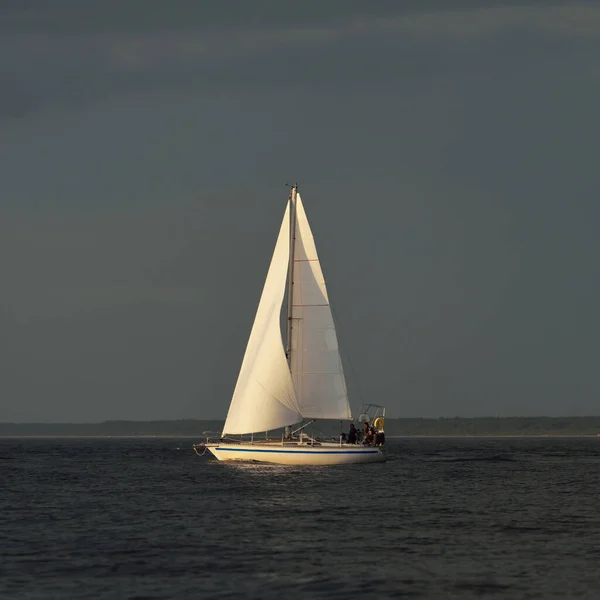 白いスループは 日没時にバルト海を航行するヨットを操縦しました 嵐の後に澄んだ空 柔らかい日差し クルーズ スポーツ レクリエーション レジャー活動 ライフスタイル — ストック写真