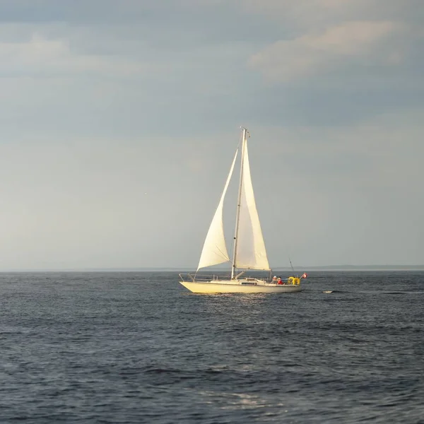 Ιστιοπλοϊκό Σκάφος Στη Βαλτική Θάλασσα Σάνσετ Δραματικός Ουρανός Μετά Την — Φωτογραφία Αρχείου