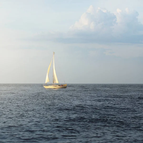 Sloop Rigged Yacht Sailing Baltic Sea Sunset Dramatic Sky Storm — Stock Photo, Image