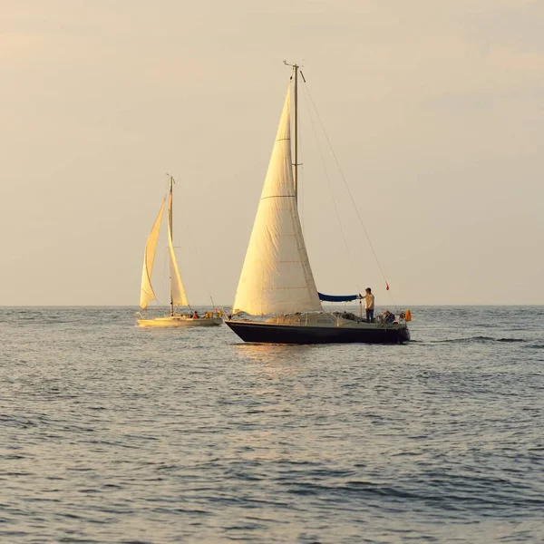 Sloop Veleiro Equipado Mar Báltico Pôr Sol Céu Dramático Após — Fotografia de Stock