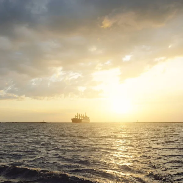 Groot Vrachtschip Bulkcarrier 179 Meter Lengte Varen Oostzee Bij Zonsondergang — Stockfoto