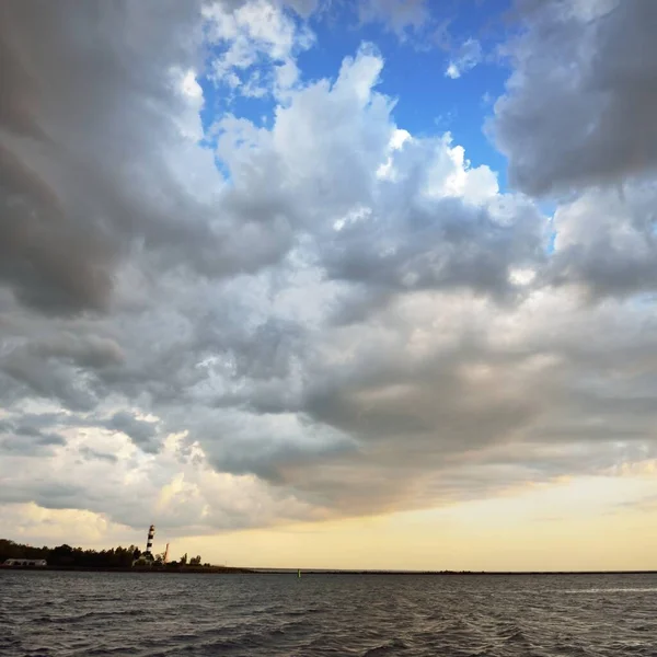 폭풍이 지나간 후에는 발트해를 항해하는 배에서 파노라마처럼 바라봅니다 등대요 빛나는 — 스톡 사진