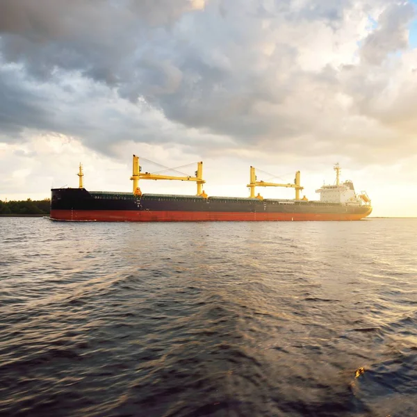 Großes Frachtschiff Massengutfrachter 179 Meter Länge Das Bei Sonnenuntergang Der — Stockfoto