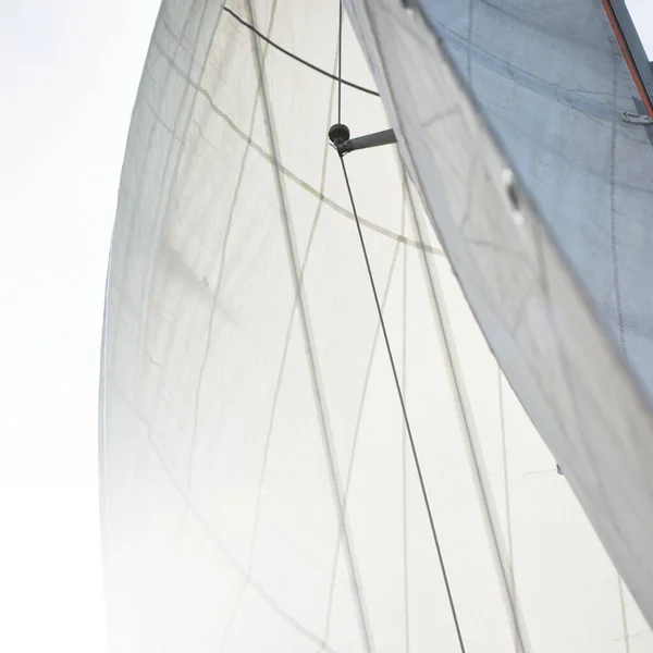 现代白色单桅帆船的帆船上装有包租游艇 低角度视图 地中海 休闲活动 — 图库照片