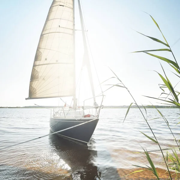 Blue Sloop Rigged Yacht Anchored Sandy Shore Beach Sailing Sweden — Stock Photo, Image