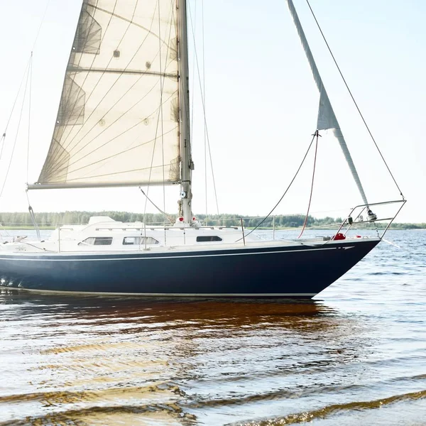 Blue Sloop Rigged Yacht Anchored Sandy Shore Beach Sailing Sweden — Stock Photo, Image