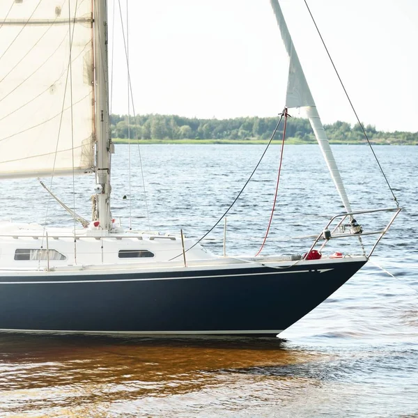 Kumlu kıyıya demirli mavi şalopalı yat (plaj). İsveç 'te, Avrupa' da. Doğa, yaz tatilleri, eğlence, gezi, spor, ulaşım, kiralık özel gemi.