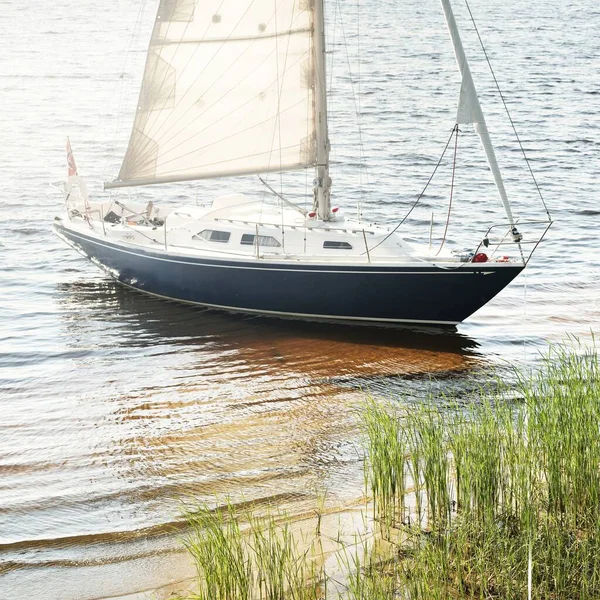 Blaue Schaluppe Getakelte Jacht Vor Anker Sandstrand Strand Mit Gras — Stockfoto