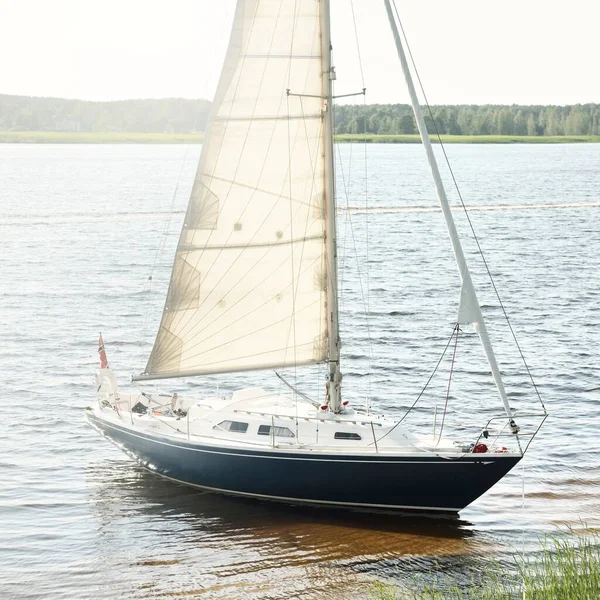 Blue Sloop Rigged Yacht Anchored Sandy Shore Beach Overgrown Grass — Stock Photo, Image