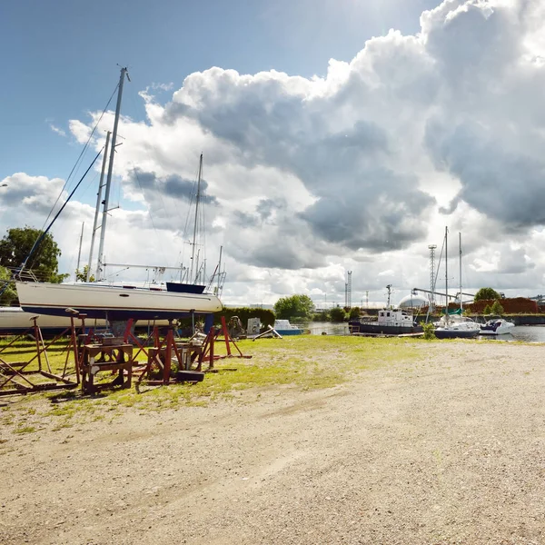 Eleganta Och Moderna Segelbåtar Förtöjda Till Brygga Och Står Land — Stockfoto