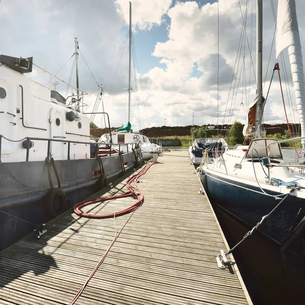 Gammal Bogserbåt Och Blå Slupen Riggad Segelbåt Förtöjd Till Brygga — Stockfoto