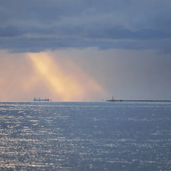 Балтийское Море После Шторма Панорамный Вид Парусника Драматическое Небо Заката — стоковое фото