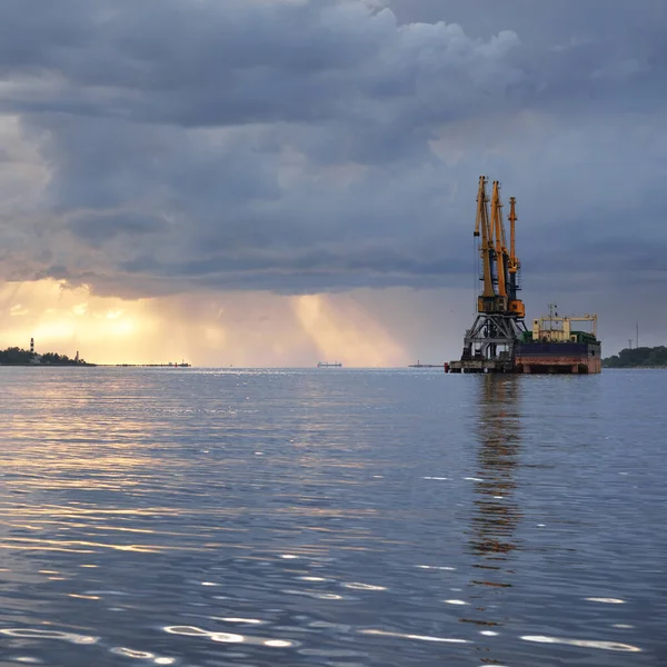 Балтийское Море После Шторма Грузовой Корабль Загружается Портовый Терминал Краны — стоковое фото