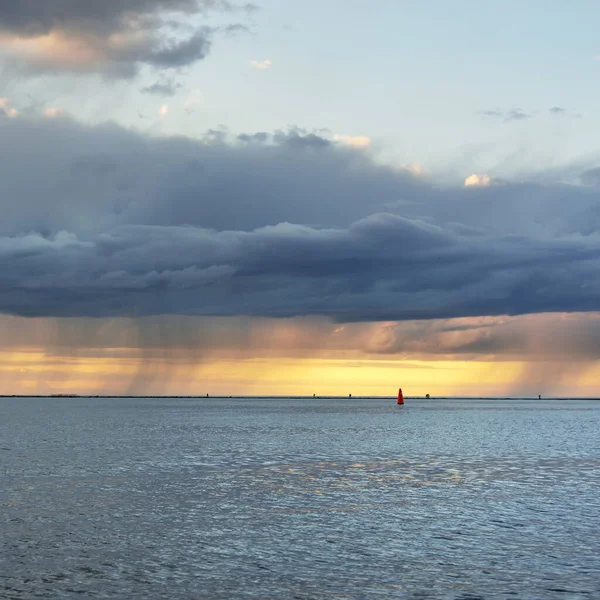 风暴过后的波罗的海 从一艘帆船上俯瞰全景 戏剧性的日落天空 明亮的云彩 金色的阳光 Idyllic海景 旅游目的地 — 图库照片