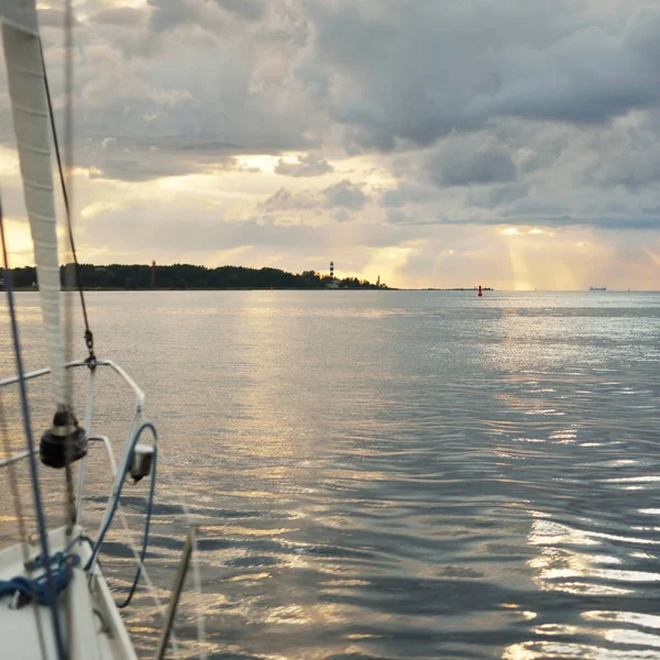 폭풍이 지나간 후에는 발트해를 항해하는 배에서 파노라마처럼 바라봅니다 빛나는 황금빛 — 스톡 사진