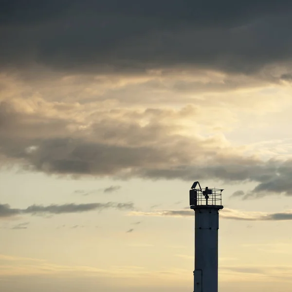 Vuurtoren Met Zonnebatterij Oostzee Dramatische Zonsondergang Hemel Storm Gloeiende Wolken — Stockfoto