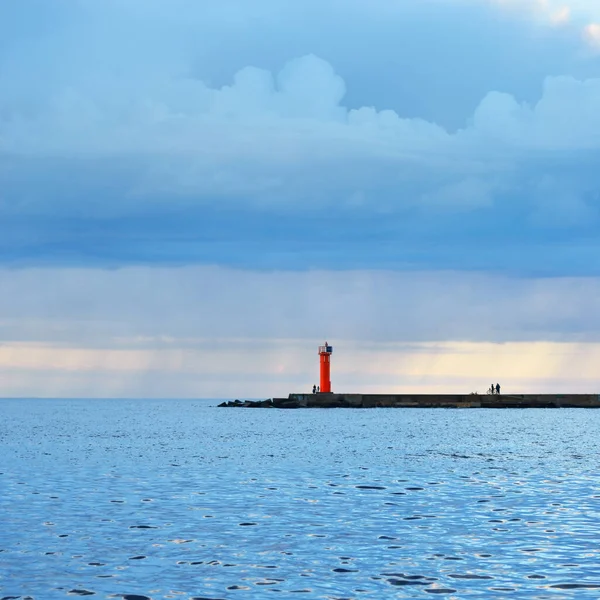 Latarnia Morska Baterią Słoneczną Morza Bałtyckiego Dramatyczne Zachody Słońca Burzy — Zdjęcie stockowe
