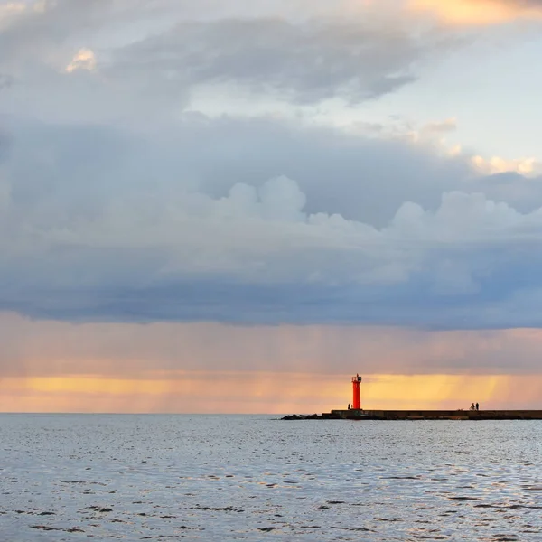 Latarnia Morska Baterią Słoneczną Morza Bałtyckiego Dramatyczne Zachody Słońca Burzy — Zdjęcie stockowe