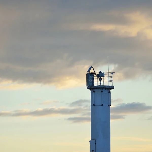 Faro Con Una Batteria Solare Mar Baltico Drammatico Cielo Tramonto — Foto Stock