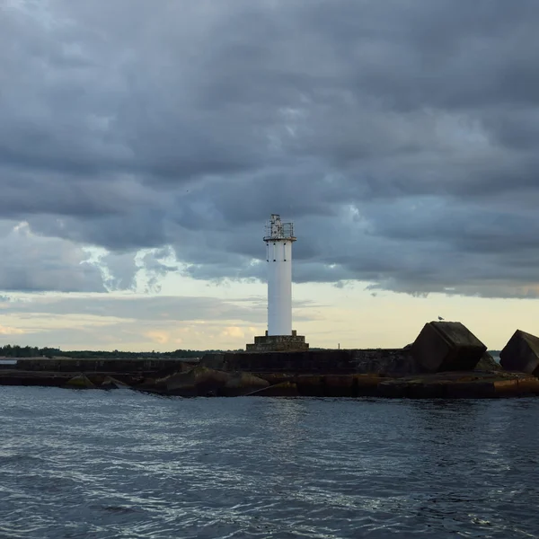 Güneş Pilli Deniz Feneri Baltık Denizi Fırtınadan Sonra Dramatik Günbatımı — Stok fotoğraf