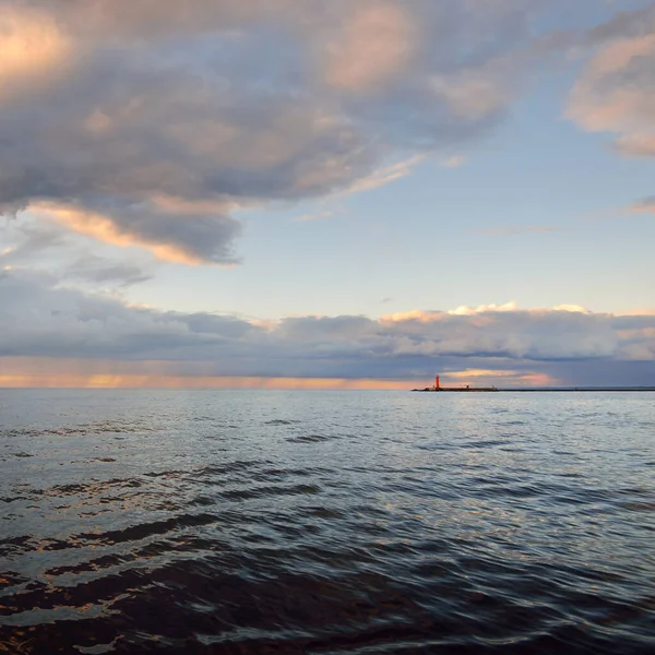 Morze Bałtyckie Burzy Widok Panoramiczny Żaglówki Dramatyczne Niebo Zachodu Słońca — Zdjęcie stockowe