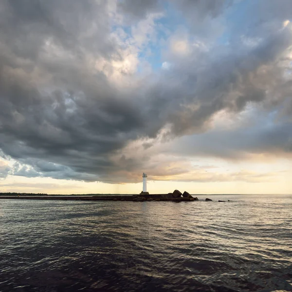 Farol Com Bateria Solar Mar Báltico Dramático Céu Pôr Sol — Fotografia de Stock