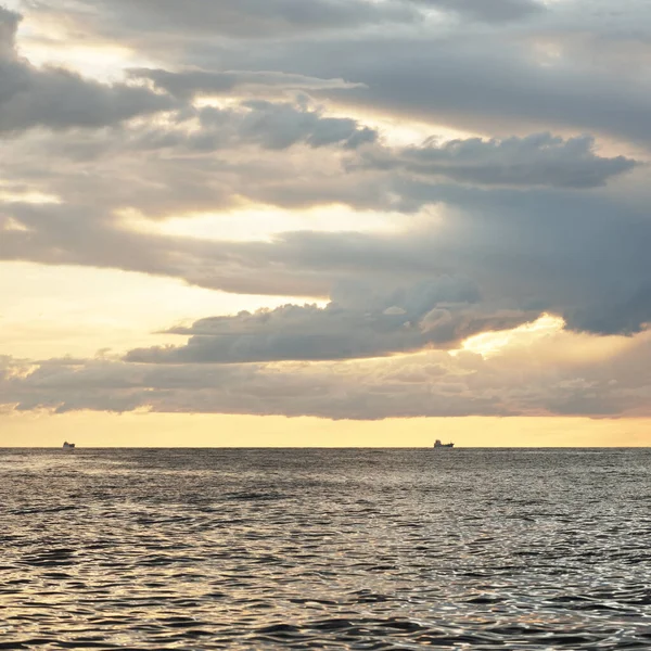 폭풍이 지나간 후에는 발트해를 항해하는 배에서 파노라마처럼 바라봅니다 빛나는 황금빛 — 스톡 사진