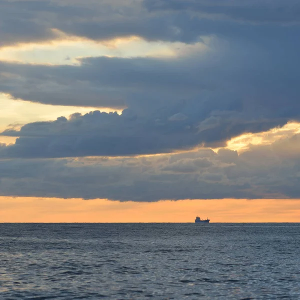 嵐の後のバルト海 セーリングボートからのパノラマビュー 劇的な夕日の空 黄金の太陽の光輝く 牧歌的な海の景色 クルーズ 旅行先 — ストック写真