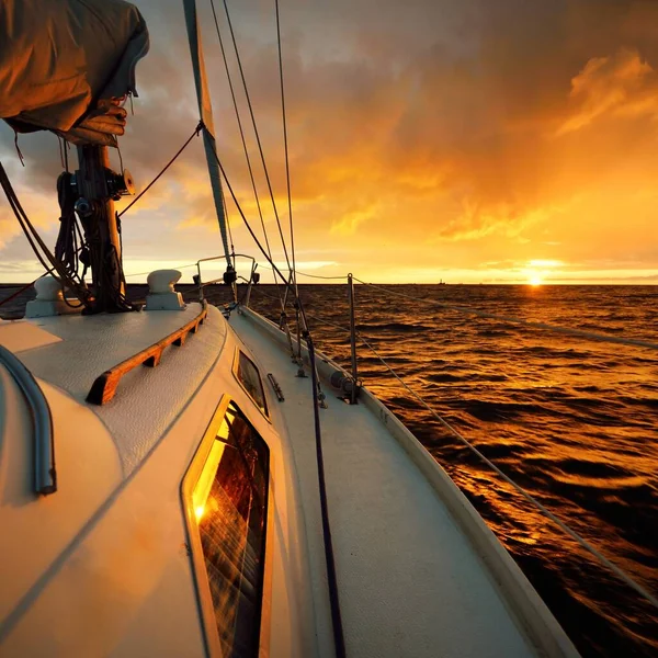 Yate Blanco Navegando Mar Abierto Atardecer Una Vista Desde Cubierta — Foto de Stock