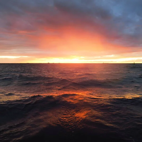 Cielo Espectacular Puesta Sol Sobre Mar Nubes Doradas Rosadas Brillantes — Foto de Stock